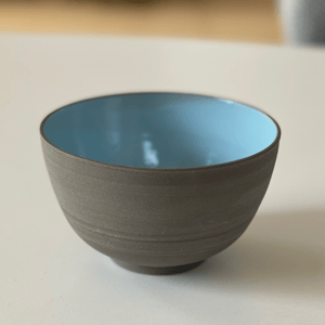 Skål, mørkt ler, lyseblå – produktbillede