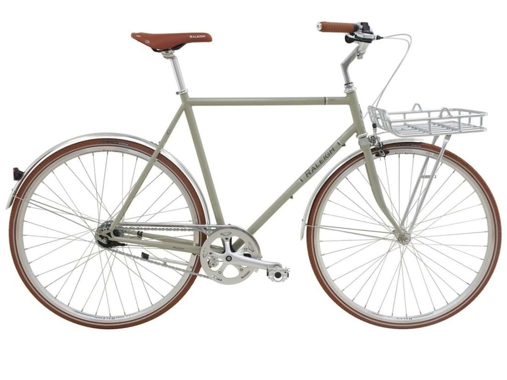 Cafécykel i grå med brun saddel og håndtag, udstyret med forreste bagagekurv.