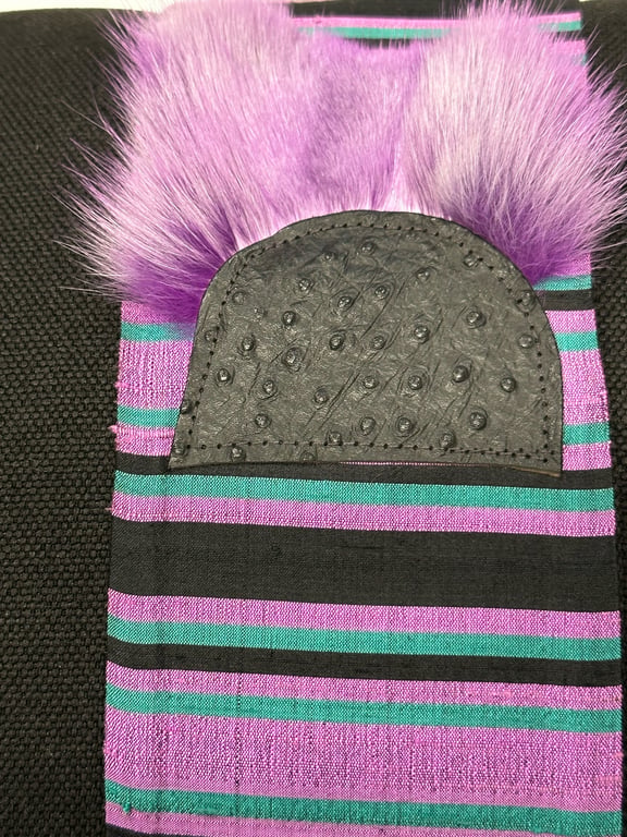PUDE Sort designer pude med manchet af silke og pels detalje  billede 5