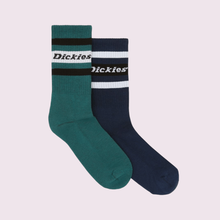 Et par sokker i forskellige farver, den ene grøn og den anden mørkeblå, begge med to striber og teksten "Dickies" langs øverste del.