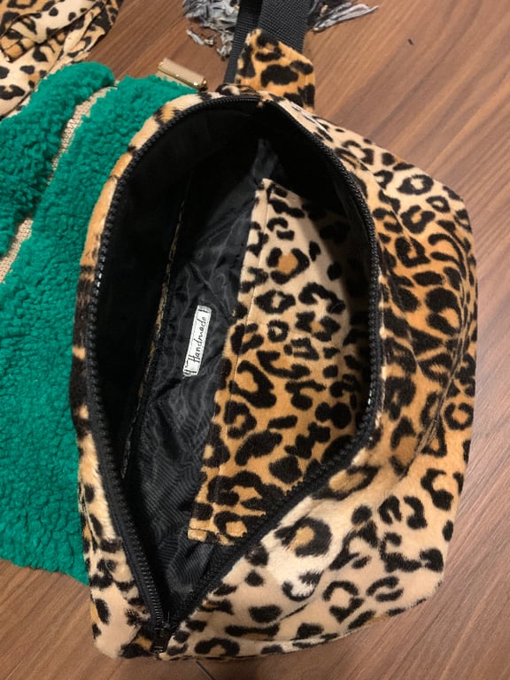 Stor bæltetaske i leopardstof billede 4