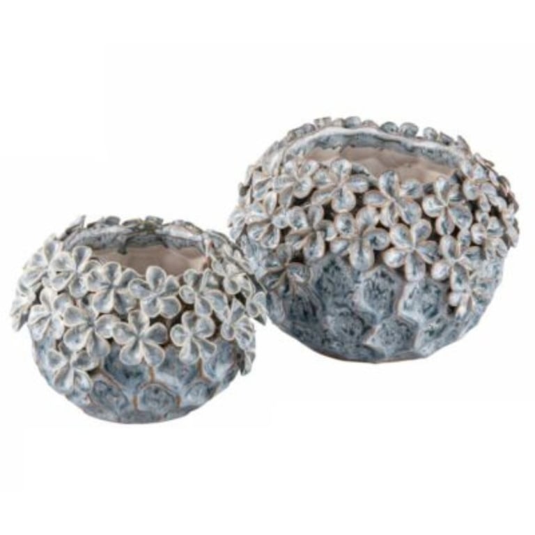 To urtepotter i keramik med blomsterrelief, hvor blomsterne dækker toppen og delvist siderne.