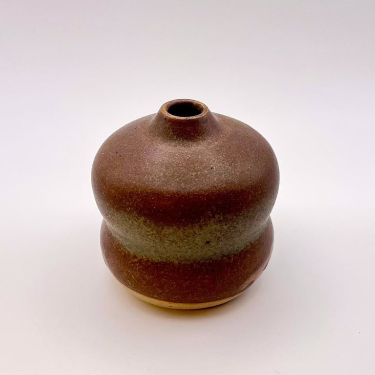 Hånddrejet mini-vase i stentøj  billede 4