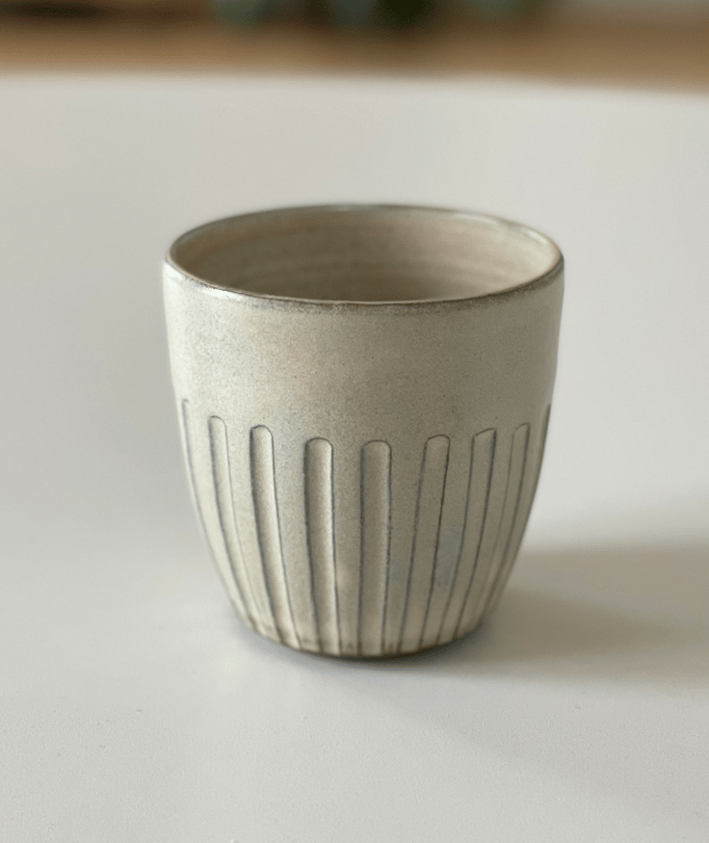 Krus m. riller, mørkt ler, cremebeige