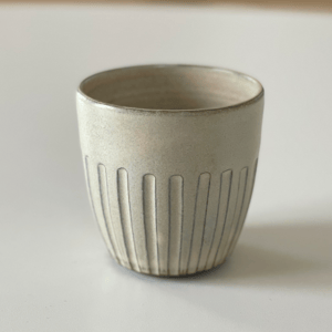 Krus m. riller, mørkt ler, cremebeige – produktbillede