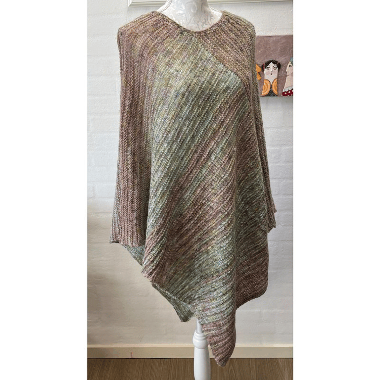 Poncho i Håndfarvet Garn - Monet