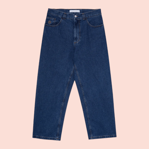 Blå denim bukser med lige ben på lyserød baggrund. (1)