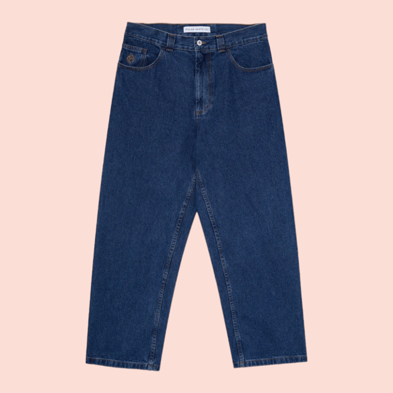 Blå denim bukser med lige ben på lyserød baggrund.