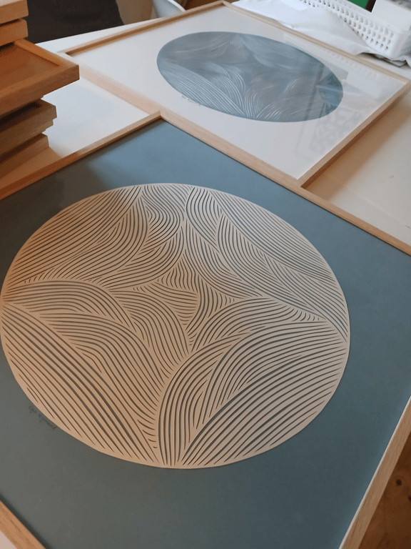 50x50cm dueblå,knækket hvid, indrammet billede 2