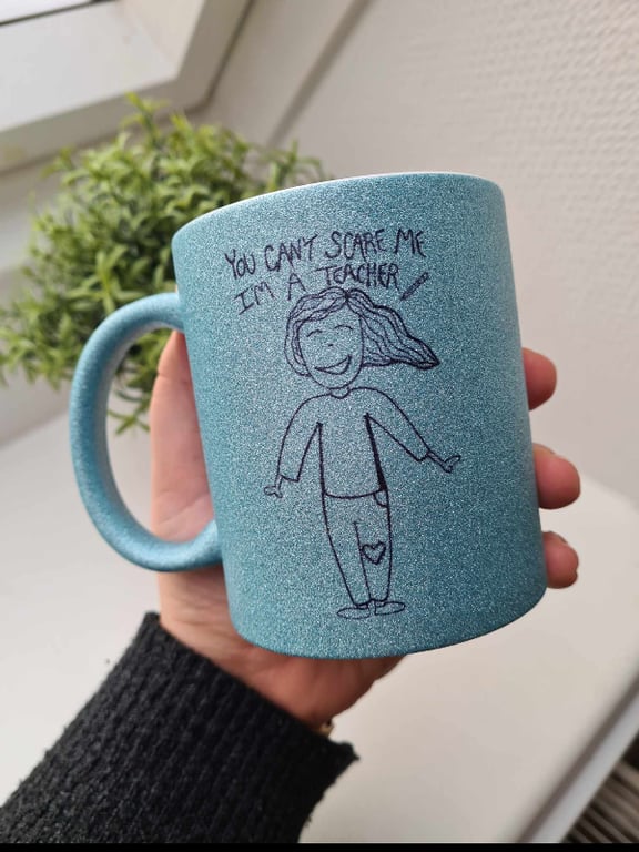 Krus: you cant scare me im a teacher Lys Blå Glimmer