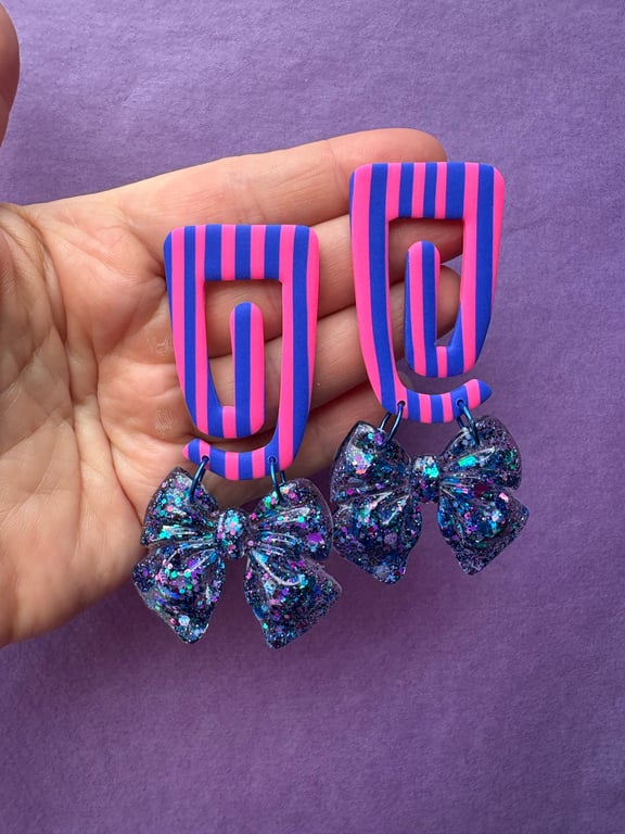 Funky striber og store hjerter i pink/blå