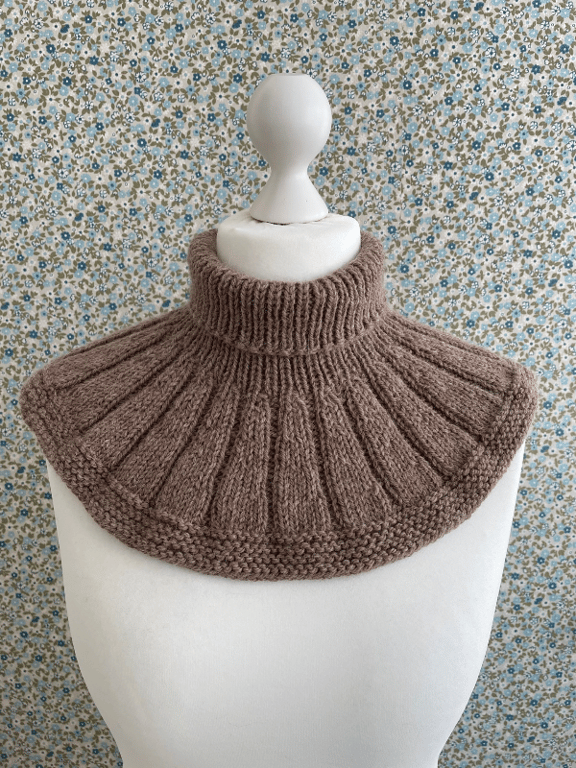 Printet opskrift: Loving Lissi Halsedisse (voksen)