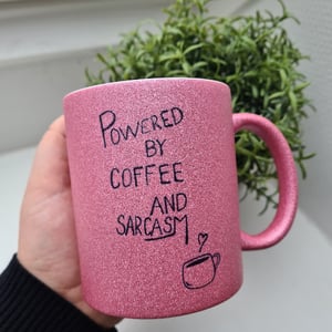 Krus: powered by coffee and sarcasm Pink Glimmer – produktbillede