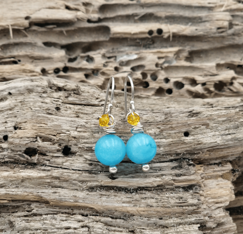 Ørekroge med turkis jade og krystaller.