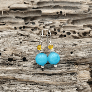 Ørekroge med turkis jade og krystaller. – produktbillede