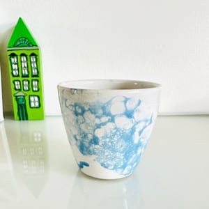 Kop med blå bobleglasur – produktbillede