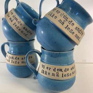 Krus med tekst  - Vi er dem de andre ikke må lege med – produktbillede