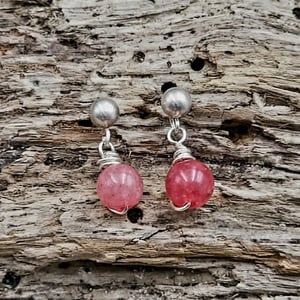 Jordbær kvarts ørestikker – produktbillede