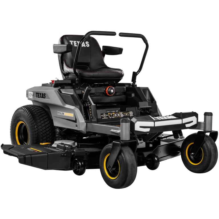 Billedet viser en grå og sort Texas Epsilon 137 ridemaskine med gule felger, en komfortabel stol med armlæn og to styringshåndtag.