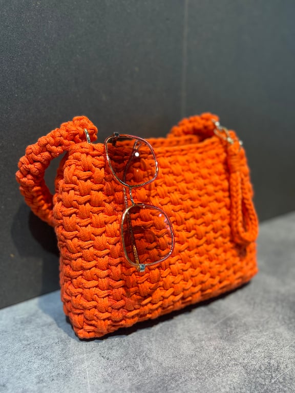 Orange taske i hæklet flet med tilhørende nøglering