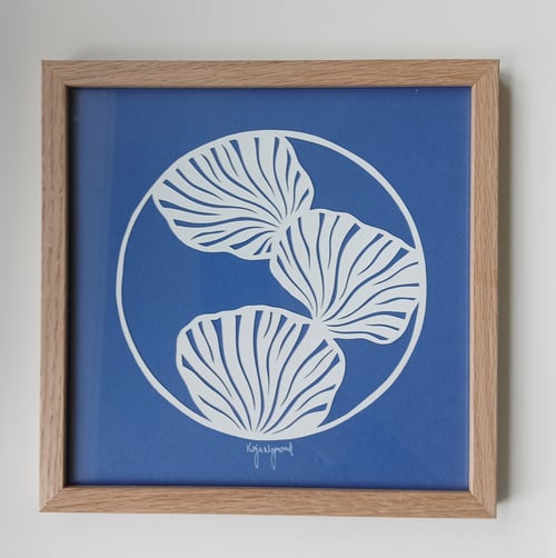20x20cm, papercut, kongeblå, indrammet 