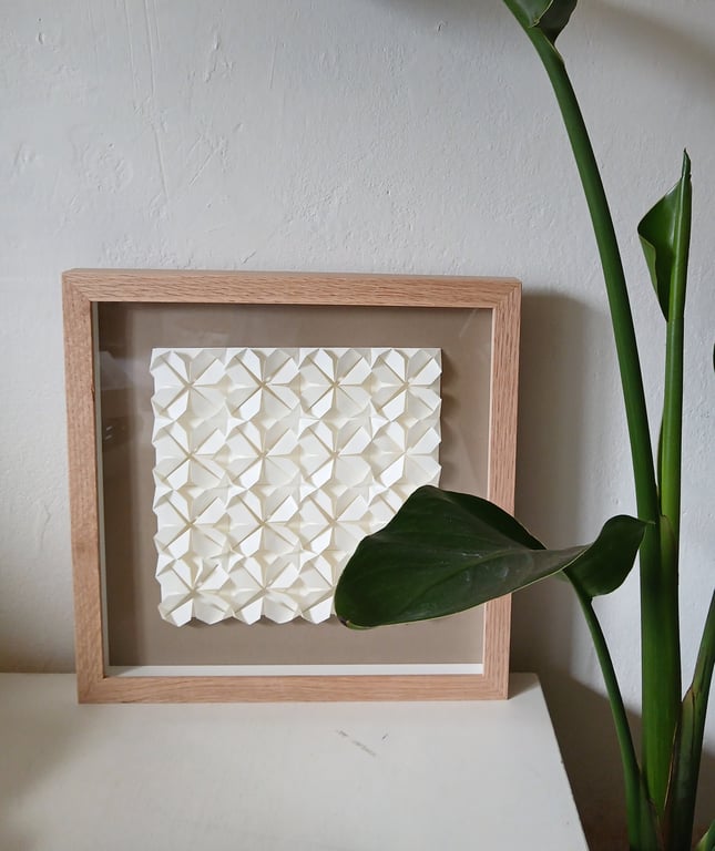 30x30cm, Foldet papirværk. beige, indrammet  billede 2