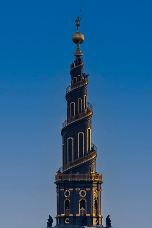 Vor frelser kirkes tårn i København lige før solnedgang også kendt som det snoede tårn