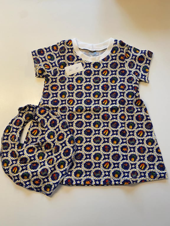 Kjole med korte ærmer og hagesmæk. Størrelse 74