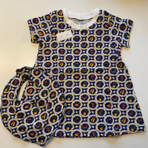 Kjole med korte ærmer og hagesmæk. Størrelse 74 – produktbillede