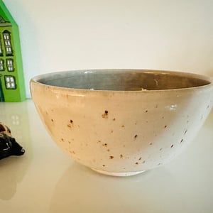 Skål råhvid med prikker / gråblåhvid – produktbillede