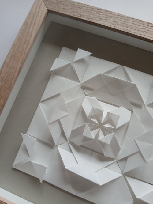 20x20cm foldet værk, hvid-beigegrå, Indrammet 