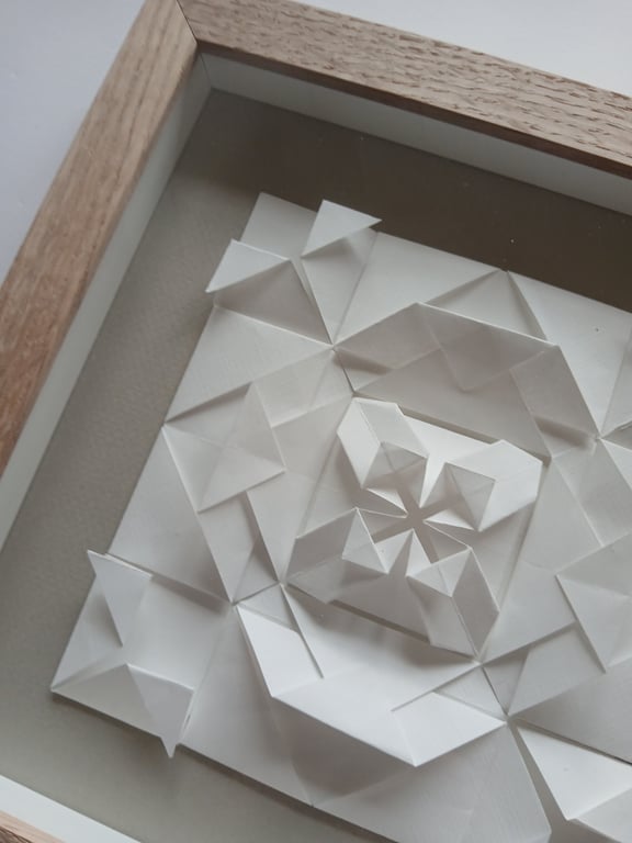 20x20cm foldet værk, hvid-beigegrå, Indrammet  (2)