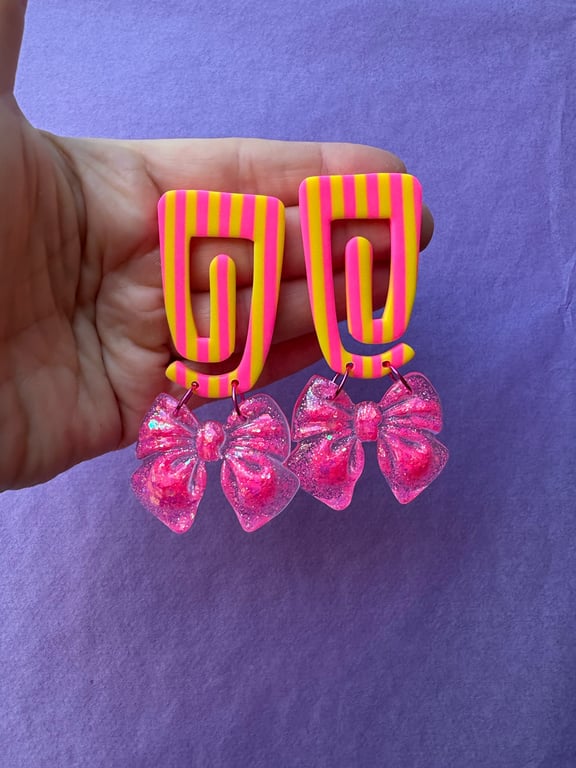 Funky striber og store hjerter i pink/gul