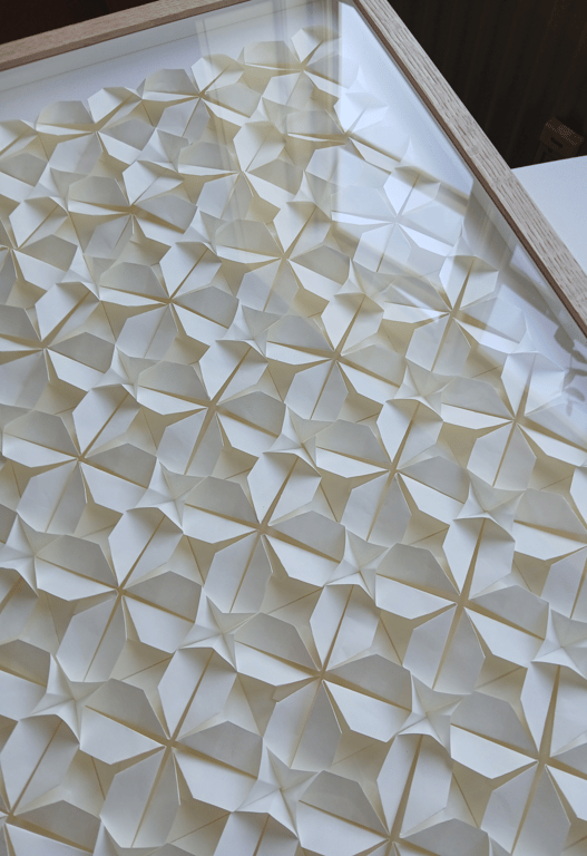 50x70cm, Foldet papirværk. Naturhvid,  massiv egetræsramme billede 4