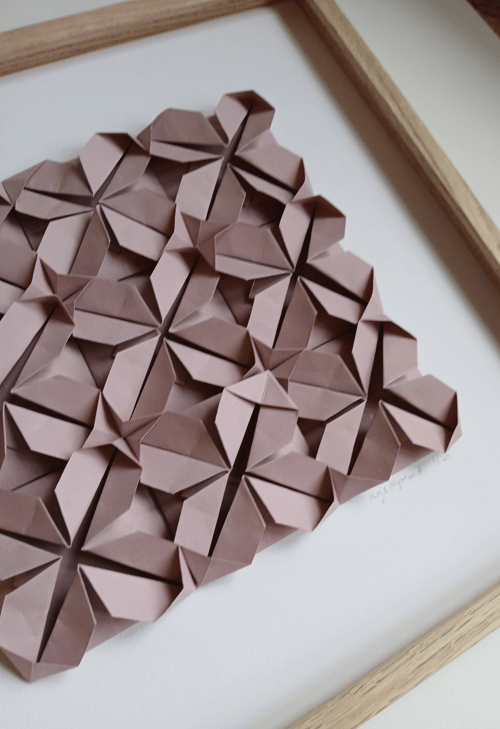 30x30cm foldet papirværk, gammelrosa, indrammet