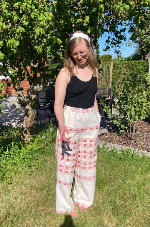 Julie-bukser med røde blomster billede 5