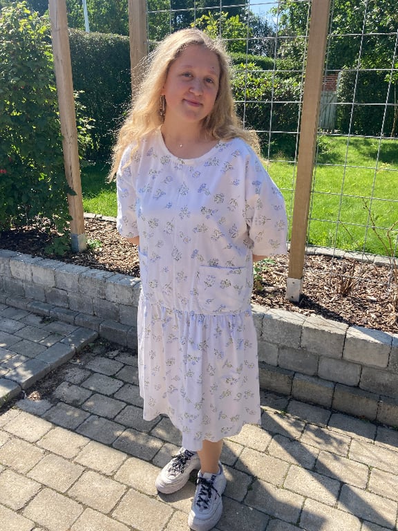 Sol-kjole med sommerblomster billede 4