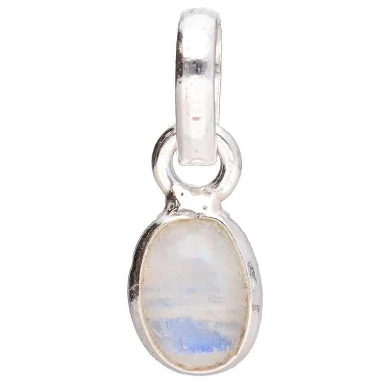 Vedhæng med oval månesten indfattet i sølv. (3)