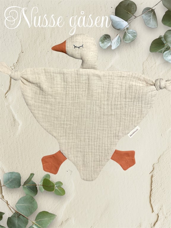 "Nusse Gåsen"....i ble stof. NYHED august 2025