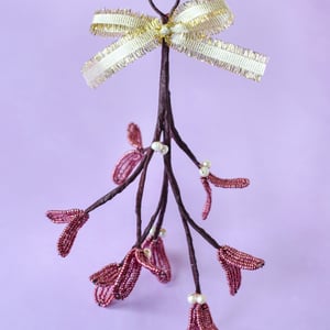 Støvet rosa mistelten med brun stilk og guld sløjfe – produktbillede