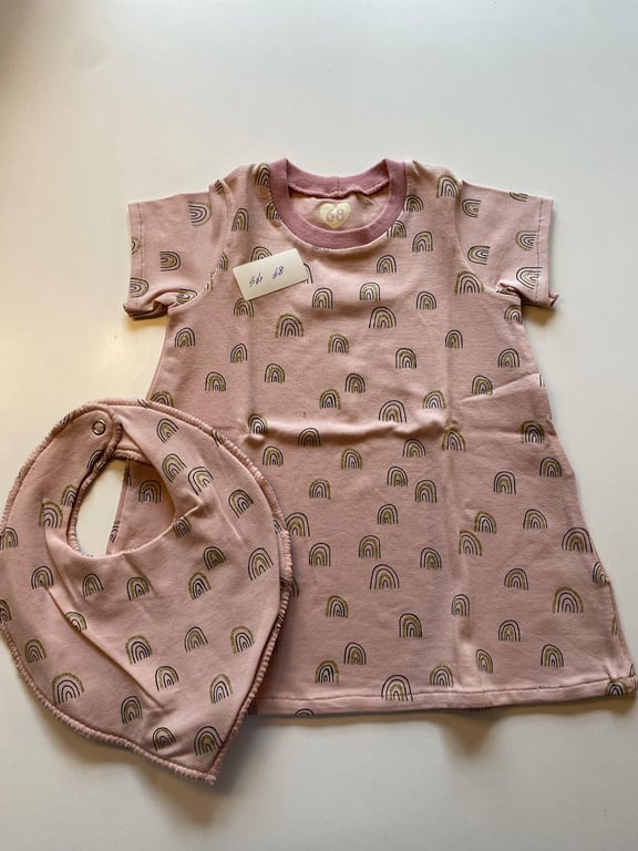 Kjole med korte ærmer og hagesmæk. Størrelse 68