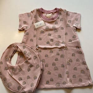 Kjole med korte ærmer og hagesmæk. Størrelse 68 – produktbillede