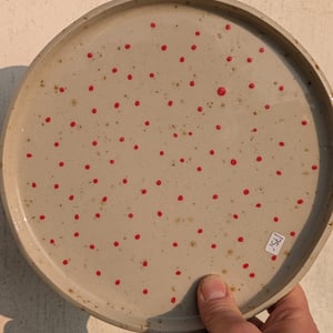 Frokosttallerken med røde prikker  – produktbillede