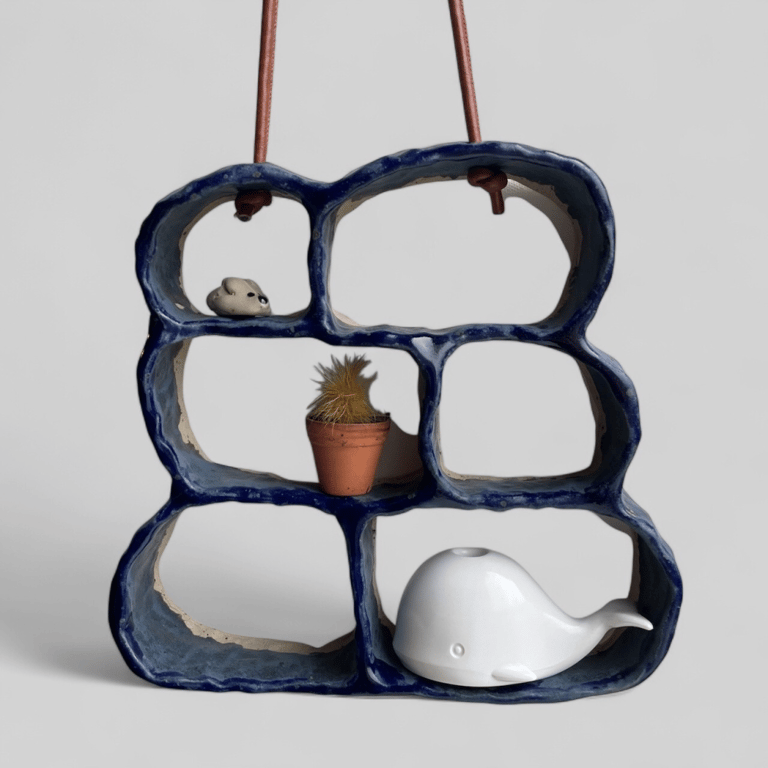 Vægreol. Cirka 21 cm på det bredeste sted og lige sådan på det højeste. 