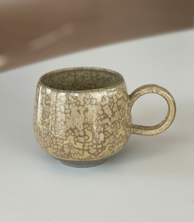 Buttet kop, gråbrunt ler, gylden med pletter