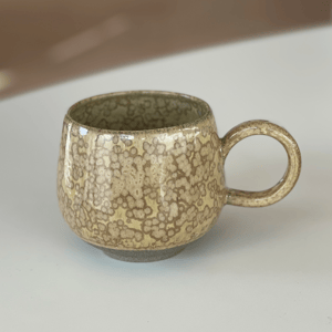 Buttet kop, gråbrunt ler, gylden med pletter – produktbillede