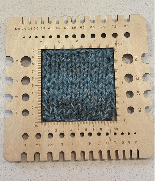 Tilbehør: Pindemåler og strikkefasthedsramme i træ 19,5 * 19,8 cm (3)