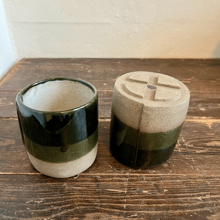 Krus i gråt ler og flaskegrøn glasur. billede 2