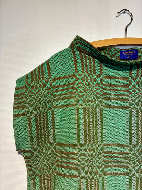 Trine-bluse i grønt/brunt mønster billede 4