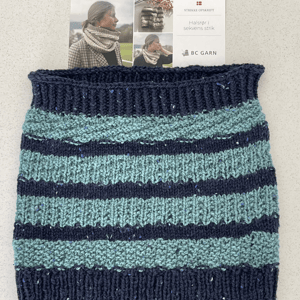 Kit: Halsrør i sekvensstrik - garn og opskrift – produktbillede